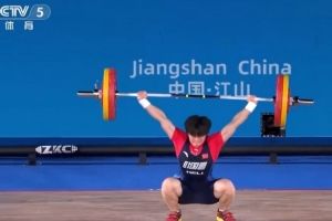 举重亚锦赛女子64公斤级：中国选手李霜包揽抓、挺、总成绩三金