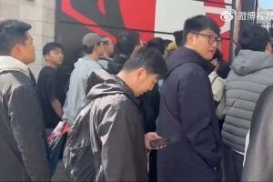 博主：兑现承诺，赵心童早上返回克鲁斯堡给粉丝签名合影